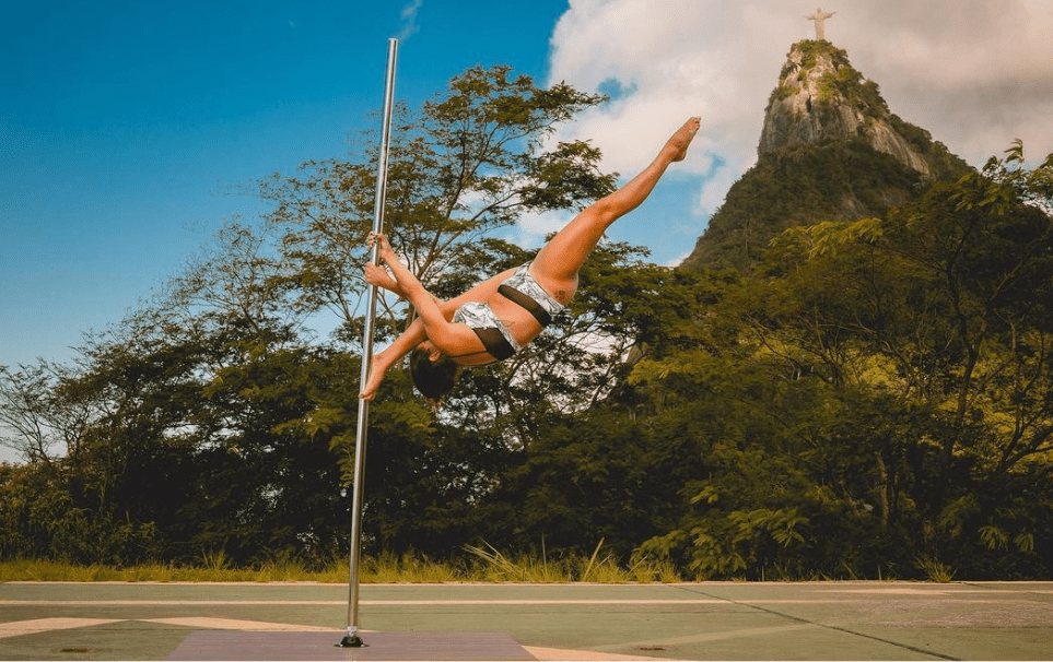 Practice outdoor pole dance wherever you want! Enjoy this experience with the Gaia Stage!